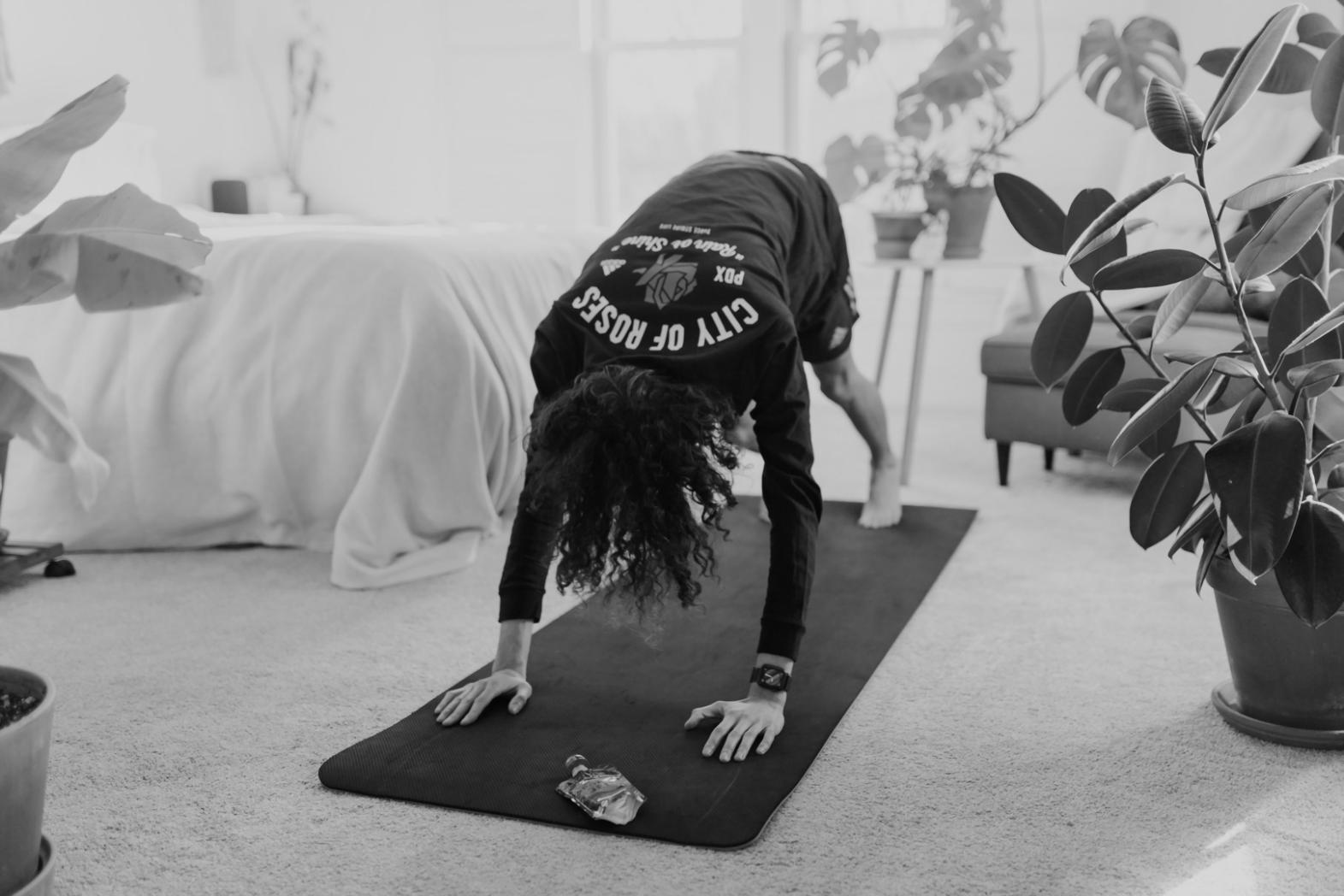 Pratica di meditazione yogica in ambiente naturale
