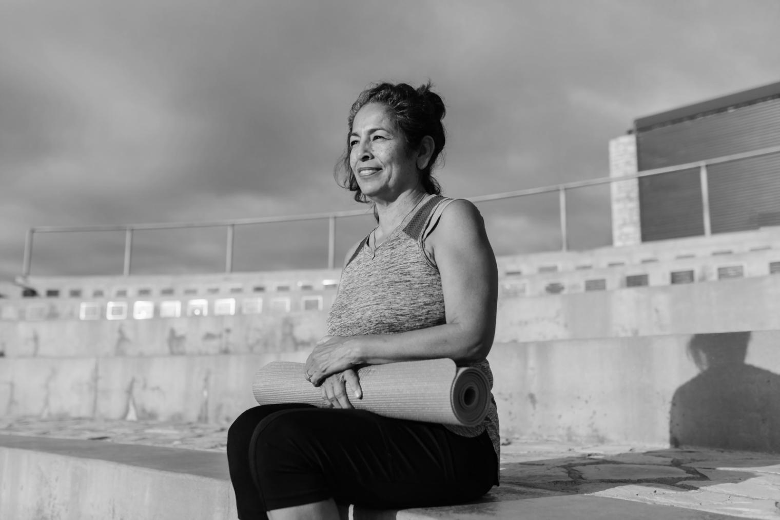 Sessione di meditazione yogica in un ambiente sereno